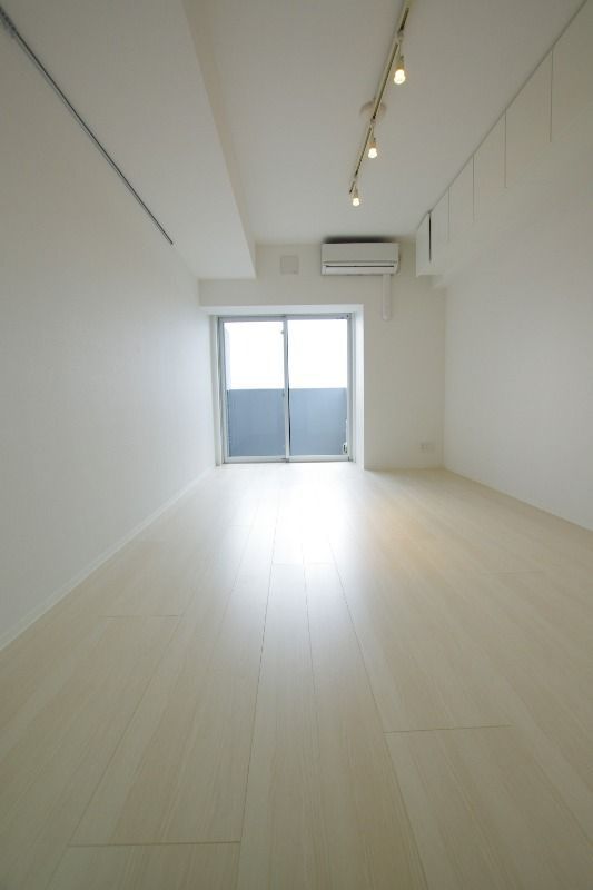 居室・リビング　【洋室】■エアコン■24時間換気システム■ダウンライト