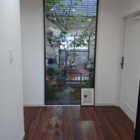 玄関　※室内は現状を優先とします