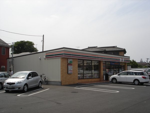 コンビニ　セブンイレブン（コンビニ）まで749m