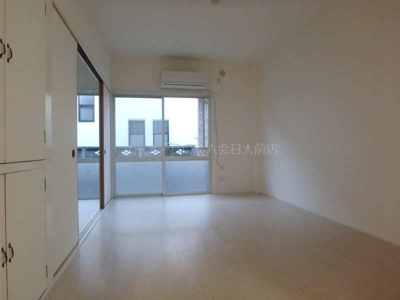 居室・リビング　反転