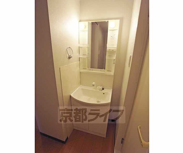 洗面設備　便利な洗面台です。