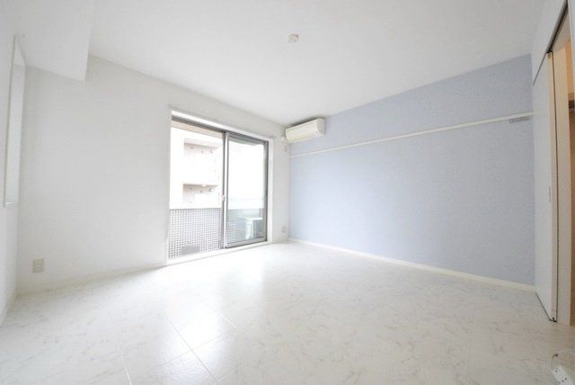 居室・リビング　8帖の洋室