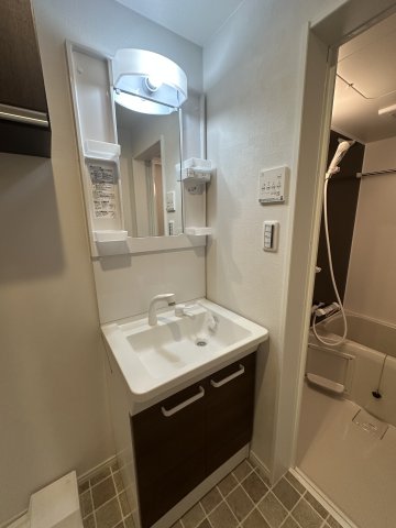 洗面設備　独立洗面台あり、毎朝おしゃれに忙しい女性の方におすすめです