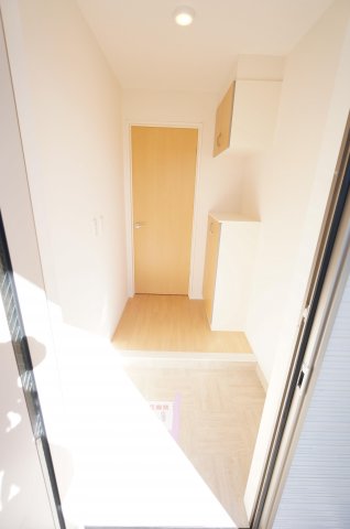 玄関　※同物件・反転タイプの写真です