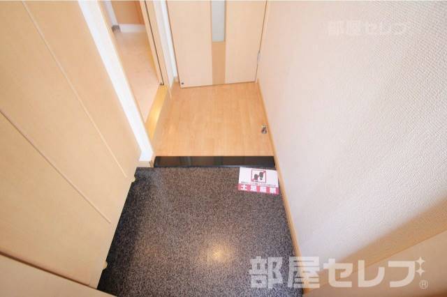 玄関　※２０２号室の写真を流用しています。