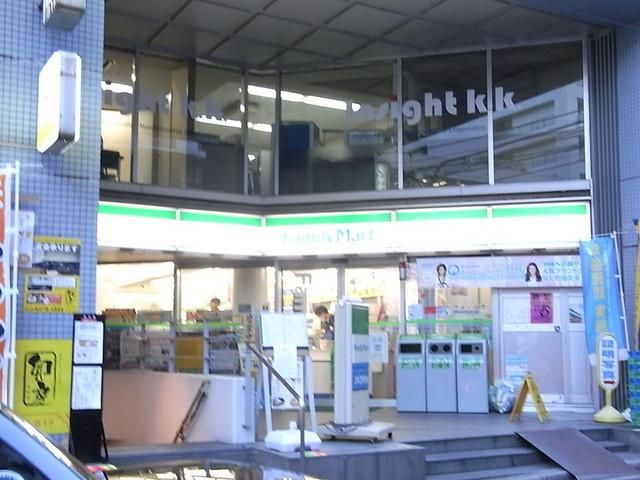 コンビニ　ファミリーマート（コンビニ）まで24m