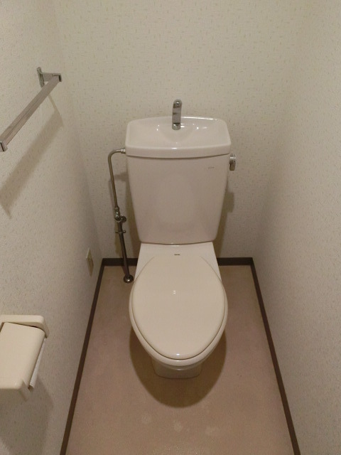 トイレ　上部に、収納がありますのでストック品は上部へ…