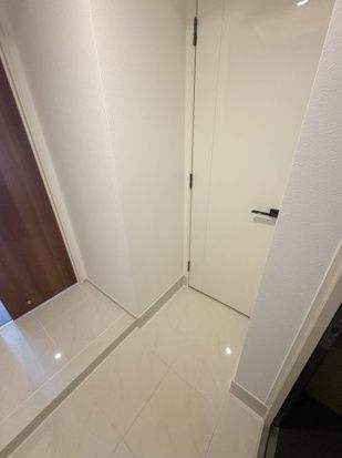 玄関　写真は同タイプ住居です。