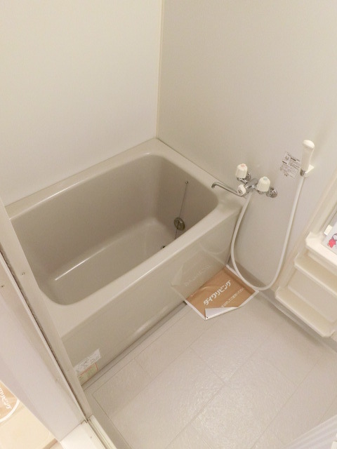 バス・シャワールーム　清潔感のあるバスルームで１日の疲れを癒しましょう。