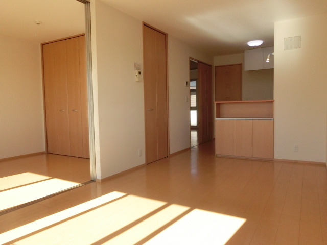 居室・リビング　眩しいくらいの陽当たりの広々リビング。