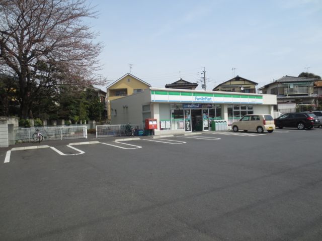 コンビニ　ファミリーマート（コンビニ）まで750m