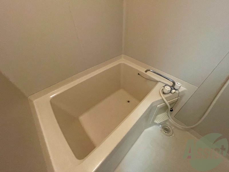 バス・シャワールーム　こちらはお風呂。一日の疲れをここで癒してください。