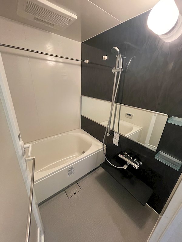 バス・シャワールーム　追い焚き機能付きのお風呂です