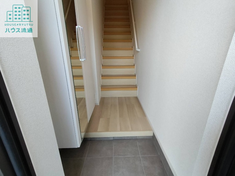 玄関　※同タイプのお部屋の写真になります。