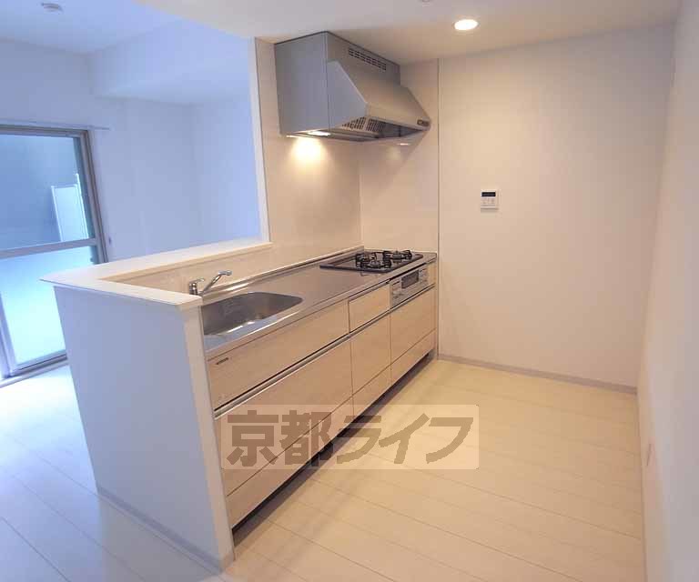 キッチン　余裕の広さの動きやすいキッチンです。