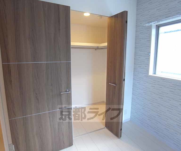 収納　収納内ライト付きの大型クローゼット。