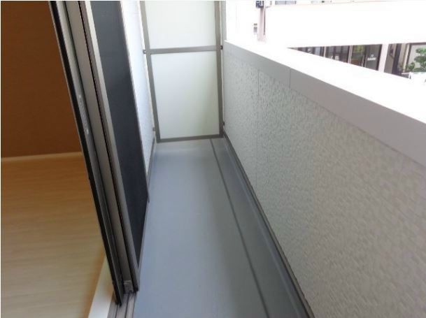 バルコニー　バルコニー東向き