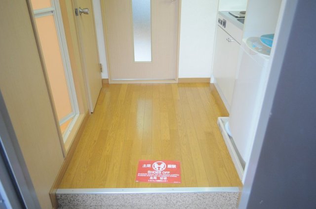 玄関　同タイプ部屋の写真となり設備等は現況と異なる場合があります。
