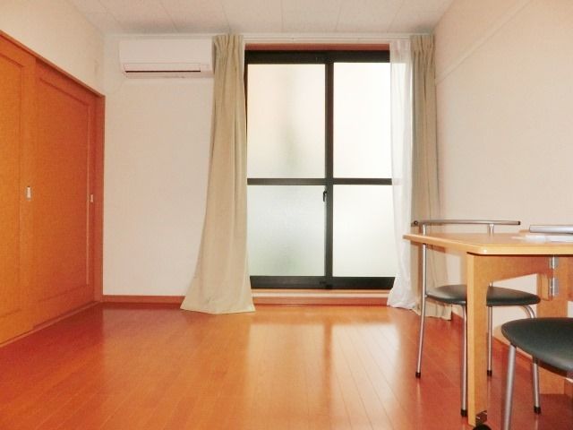 居室・リビング　窓も大きく明るいですね