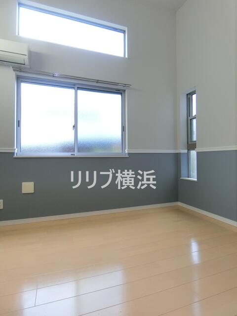 居室・リビング　天井高く明るいお部屋です。