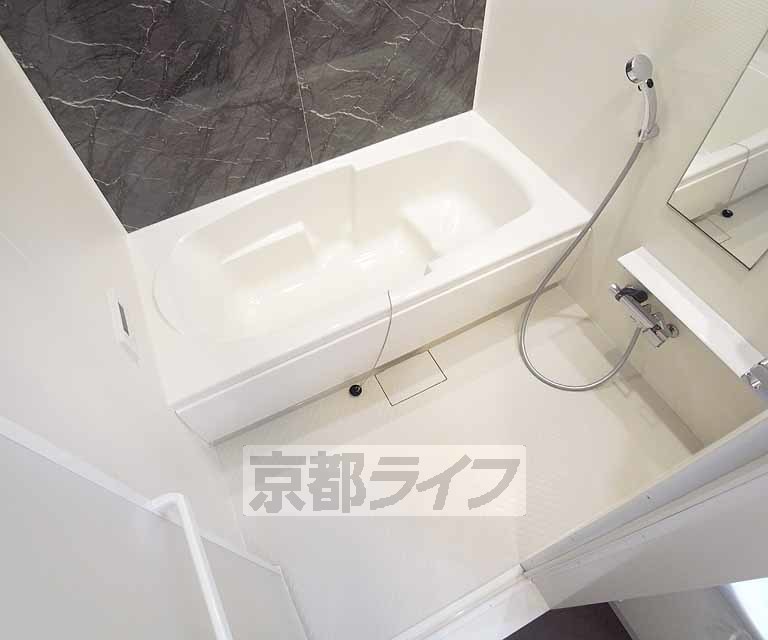 バス・シャワールーム　一坪サイズの大きなお風呂です！