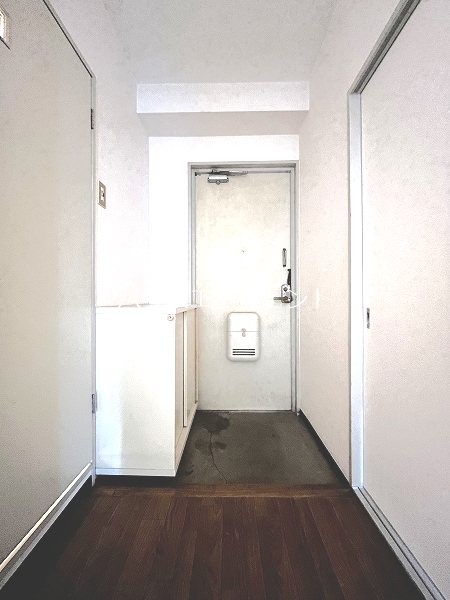 玄関　玄関横にはシューズボックスもございます。