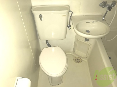 トイレ　バス・トイレは同室です。汚れた際はすぐに洗うことができますよ