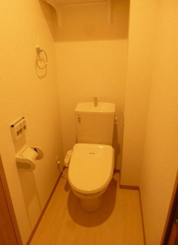 トイレ　別号室参考写真です。