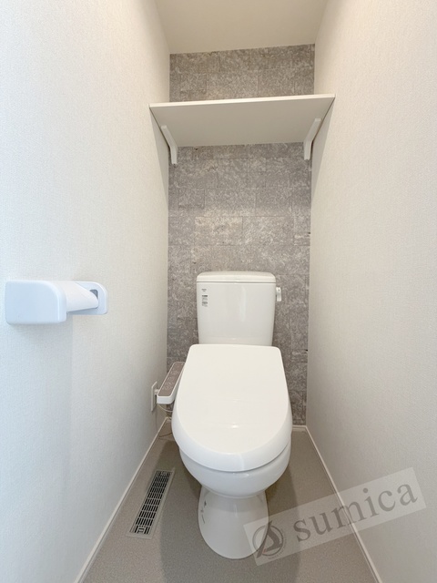 トイレ　人気アイテムの温水洗浄便座。清潔感のあるトイレです。