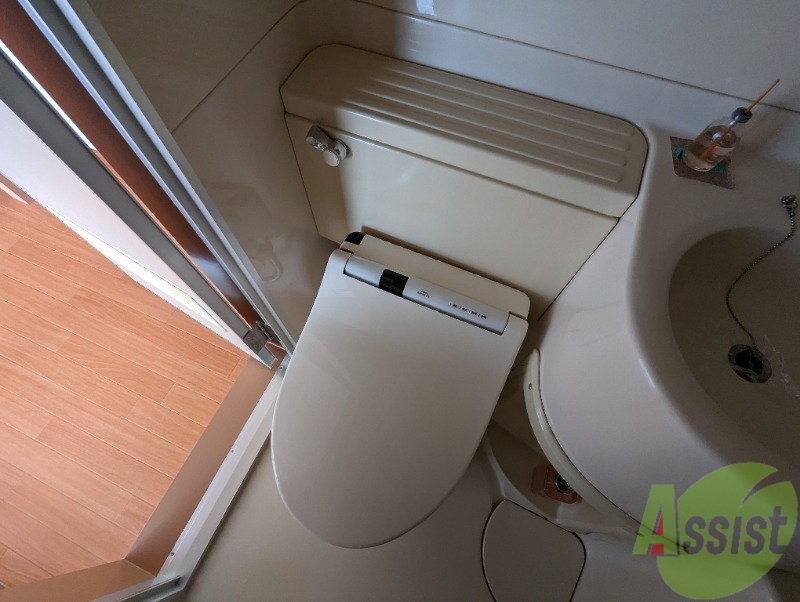 トイレ　トイレになります。トイレもユニットバスなので浴室内にあります