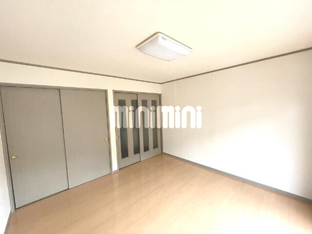 居室・リビング　８帖の明るいお部屋。