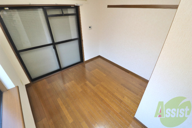 居室・リビング　網戸つきで２面に窓のあるお部屋！