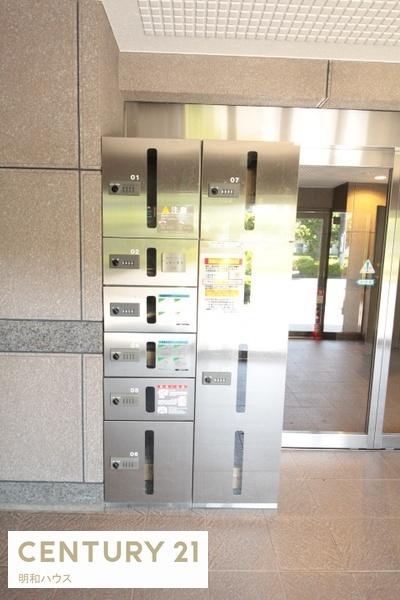 その他共有部分　エントランスには便利な宅配ボックス完備