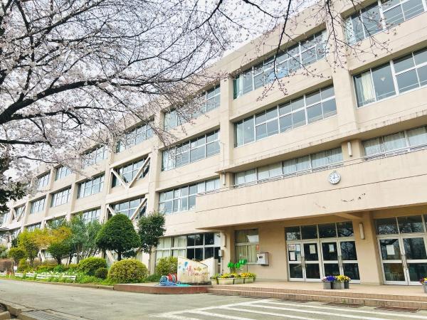 小学校　鶴ヶ島市立栄小学校（小学校）まで503m