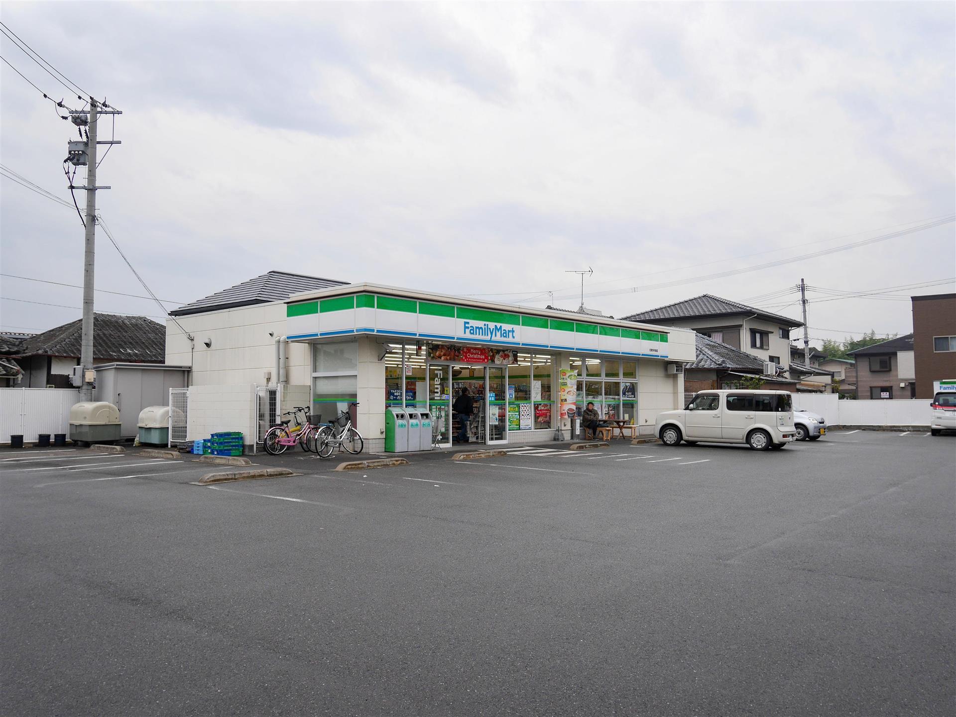 コンビニ　ファミリーマート（コンビニ）まで650m
