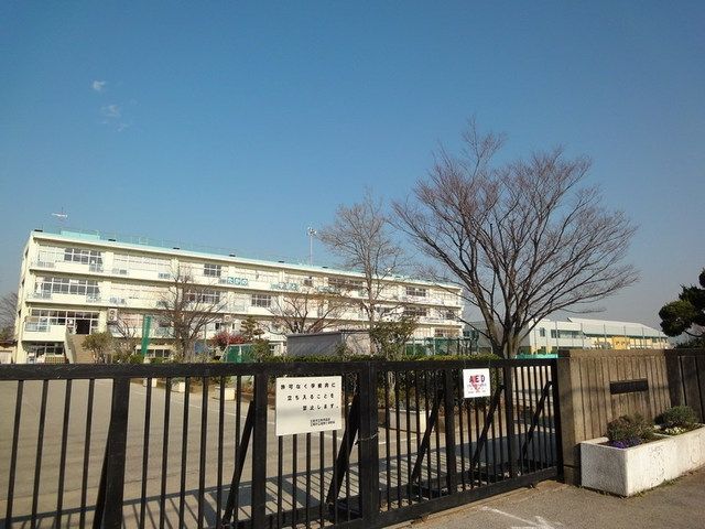 小学校　三郷市立鷹野小学校（小学校）まで890m