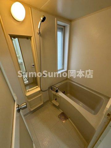 バス・シャワールーム　コンパクトで使いやすいお風呂です