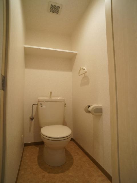 トイレ　トイレ空間が広くゆったり、上部収納もあります！