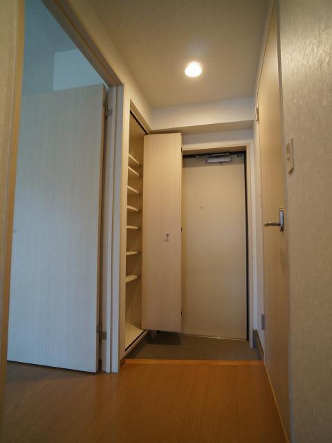 玄関　玄関には大きな下駄箱があるので、いつでもスッキリ片付きます！