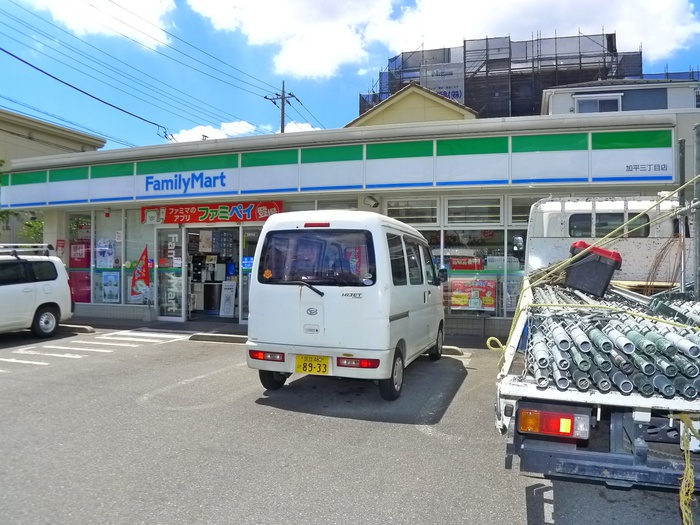 コンビニ　ファミリーマート（コンビニ）まで150m