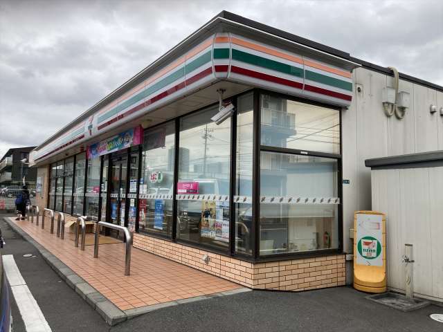 コンビニ　セブンイレブン（コンビニ）まで427m