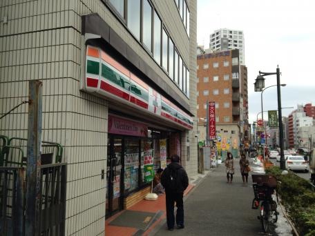 コンビニ　セブンイレブン新宿東店（コンビニ）まで95m