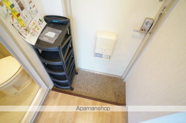 ＪＲ奈良線 奈良駅 バス乗車時間：6分 最寄りバス停で下車 徒歩4分 4階建 築33年の玄関写真