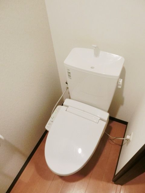 トイレ　温水洗浄機能付きトイレ。