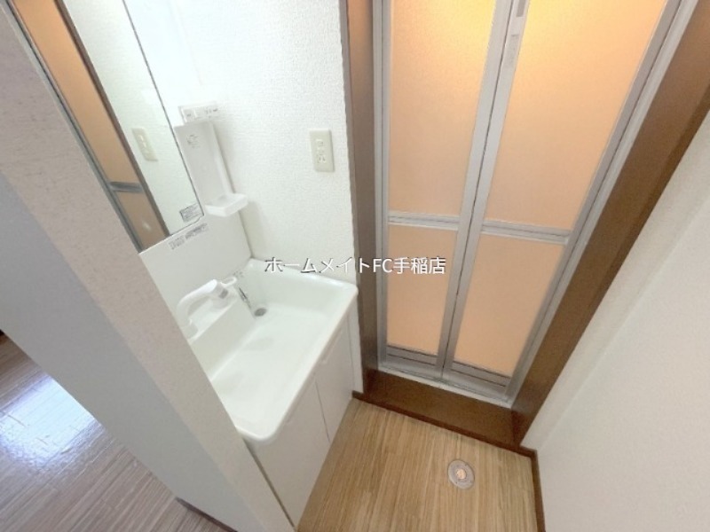 洗面設備　シャワー付きです！