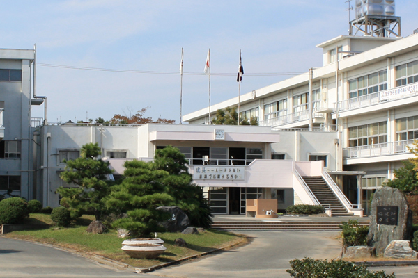 中学校　掛川市立西中学校（中学校）まで402m