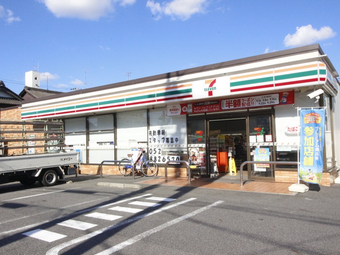 コンビニ　セブンイレブン（コンビニ）まで606m