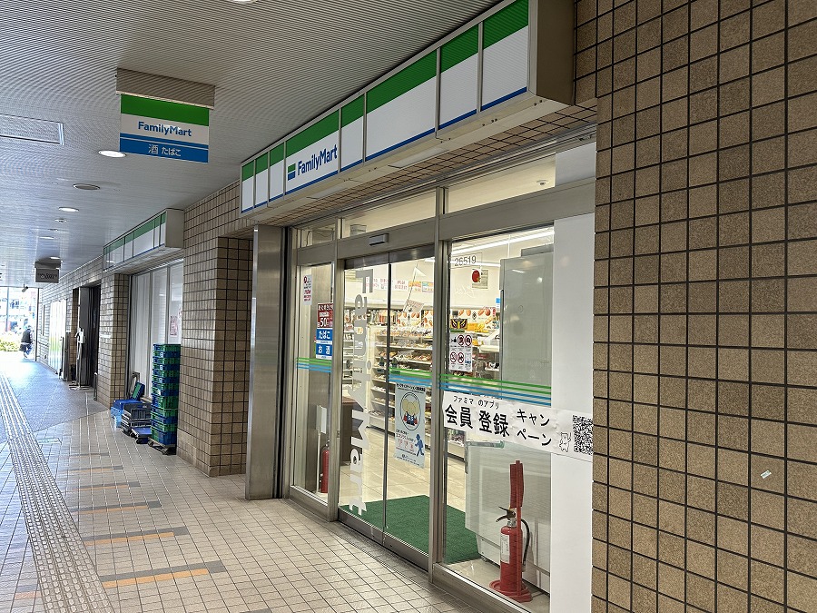 コンビニ　ファミリーマート 成増駅北店（コンビニ）まで233m