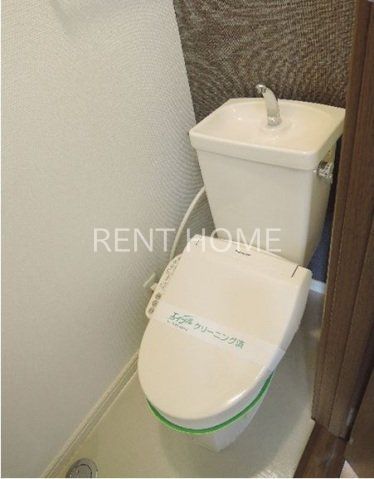 トイレ　温水洗浄便座付きのトイレです。
