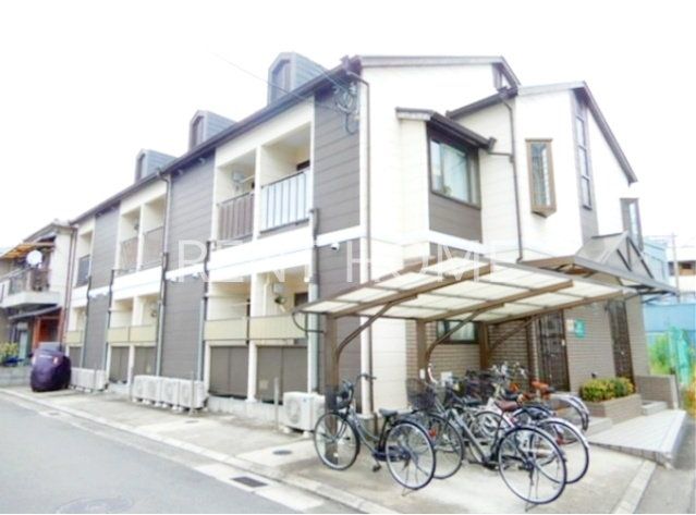 建物外観　２階建てのスマートな建物です。